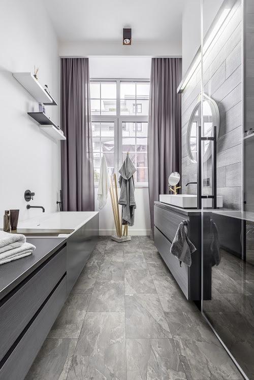 Modern bathroom with wood effect tiles and bathtub